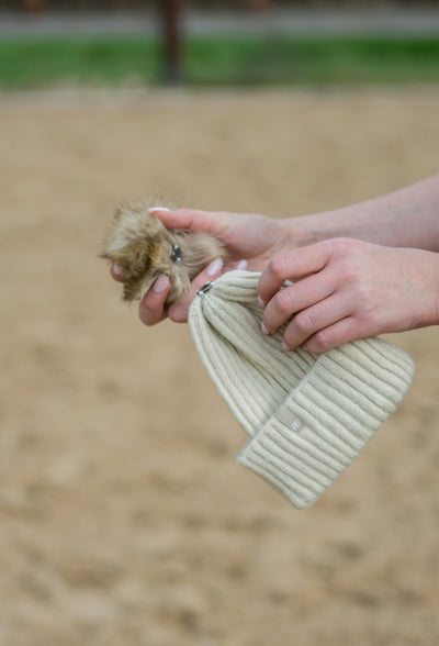 Bonnet beige avec pompon amovible